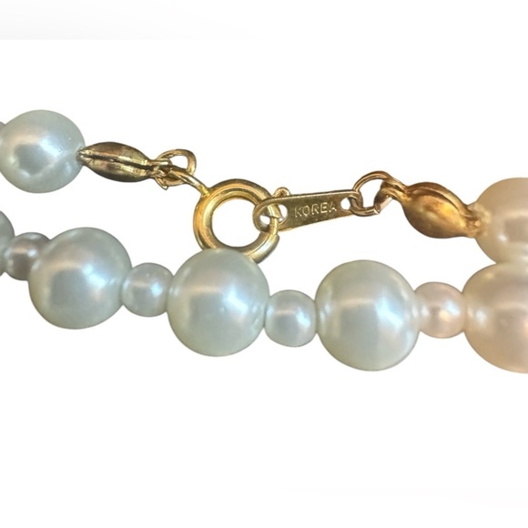 Elegant Vintage Alternating White Faux Pearl Necklace - Picture 4 of 4